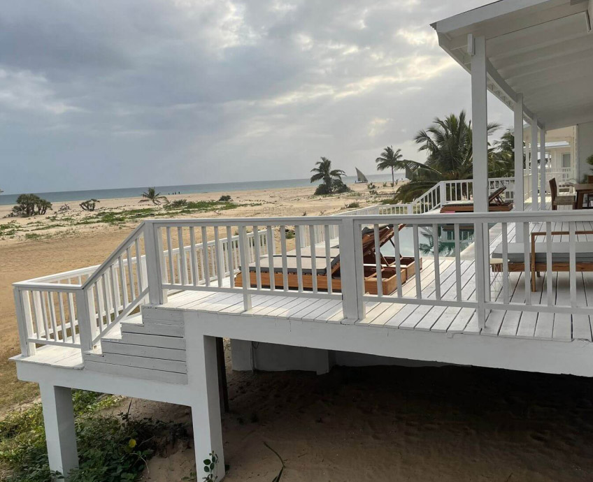 sal-e-luz-villa-porch-view-from-the-outside